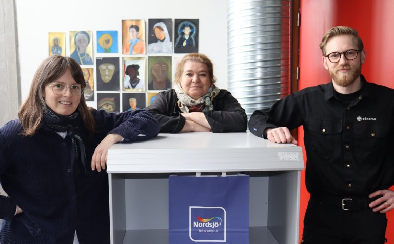 Borghildur Ína Sölvadóttir, Véronique Legros og Jóhann Gunnar Malmquist við litaljósakassann góða.