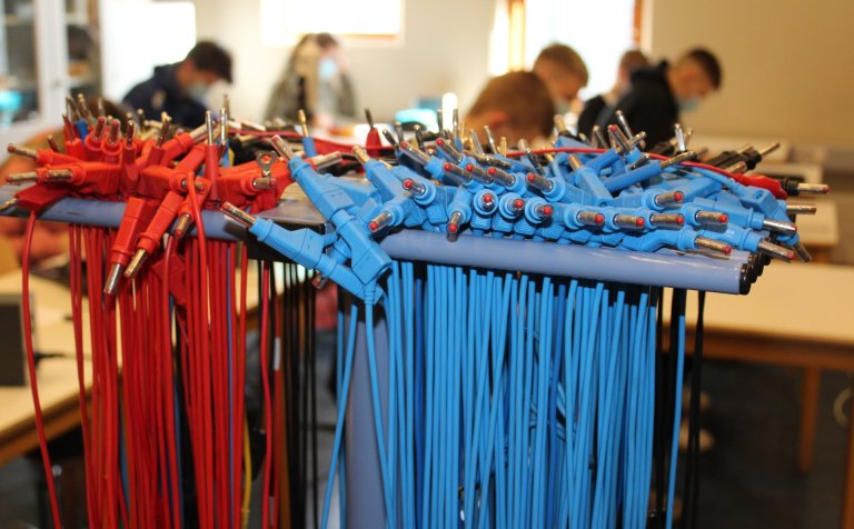 Nemendur í grunndeild málmiðna í rafmagnsfræði.