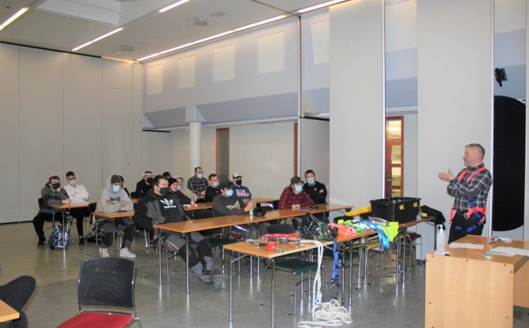 Rætt við nemendur í húsasmíði um fallvarnir.