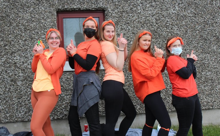 Brugðið á leik í hádegisgrillinu í dag.