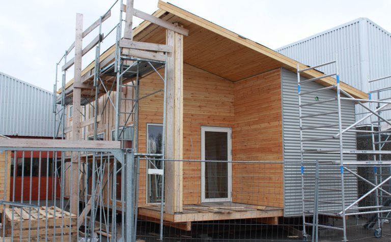 Húsið stendur norðan við húsnæði byggingadeildar.