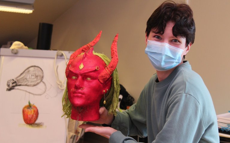 Kormákur Rögnvaldsson með gínuhausinn sinn.