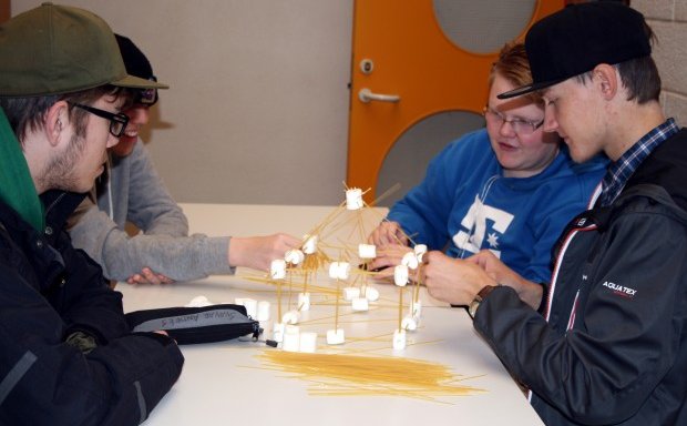 Byggt með spaghettílengjum og sykurpúðum.