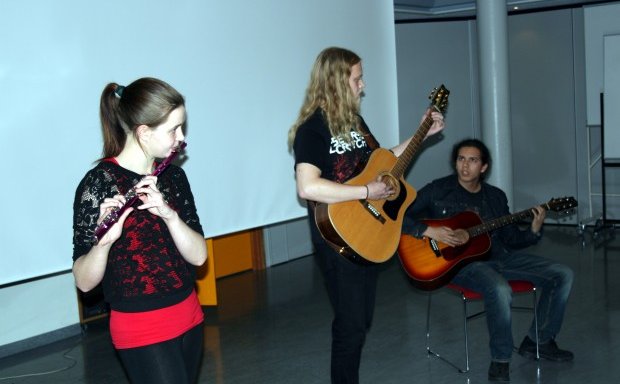 Nemendur flytja frumsamið lag.