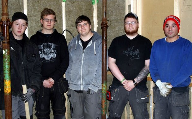 Nemendur eru þessa dagana á fullu að byggja húsið.