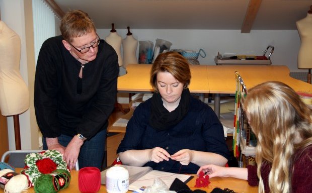 Karen Malmquist leiðbeinir nemendum í hekli.