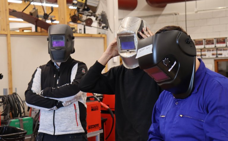 Rafiðnnemar að gera sig klára í málmsuðu.