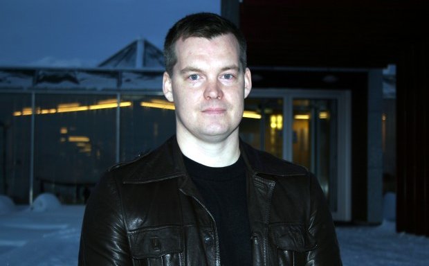 Ásmundur Oddsson fyrir utan gamla skólann sinn.