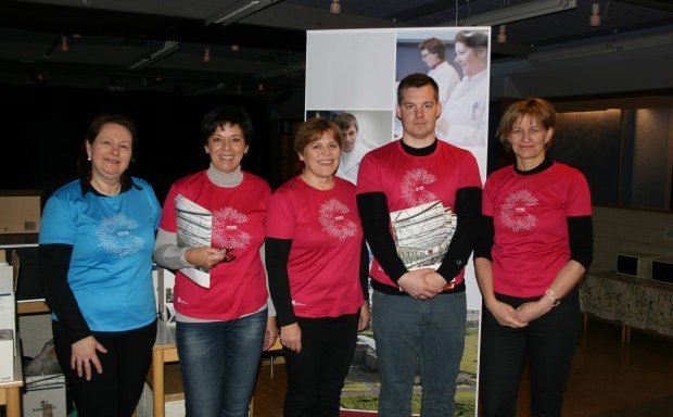 Þau vinna að því að safna lífsýnunum í VMA.