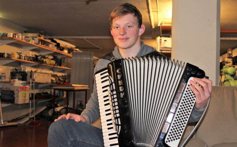 Hjörleifur Hrafn Sveinbjarnarson með nikkuna.