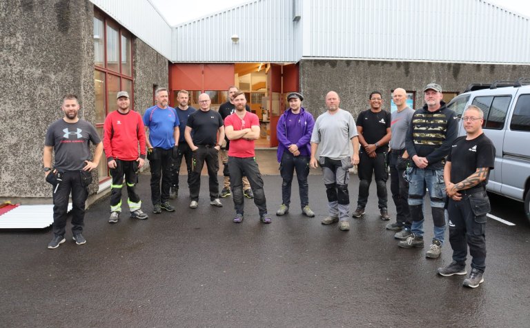 Tólf af fimmtán kvöldnemum með Braga kennara.