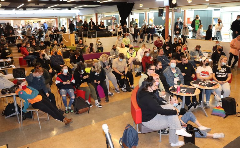 Margir í Gryfjunni á framboðsfundinum.