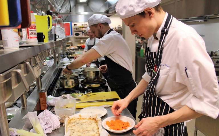 Önnum kafnir í eldhúsinu.