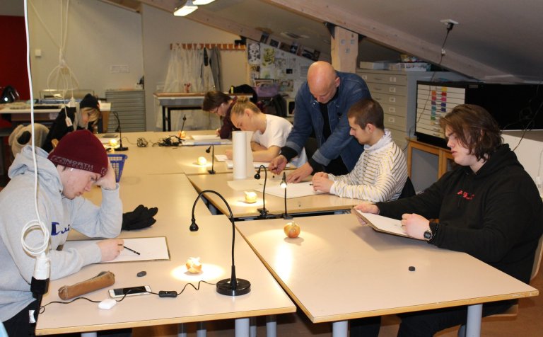 Hallgrímur kennir nemendum grunninn í teikningu.