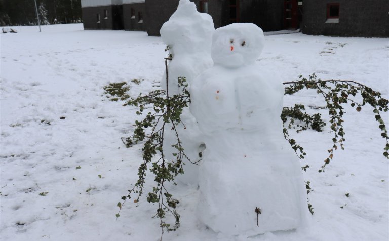 28.09.2021 - snjókarlar á lóð VMA.