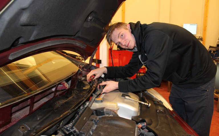 Í verklegu námi í bifvélavirkjuninni í VMA.