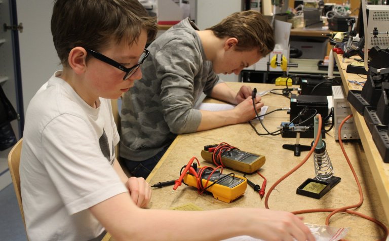 Nemendur æfa sig að lóða og mæla viðnám.