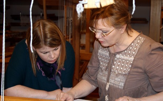 Ragnheiður brautarstjóri leiðbeinir nemanda.