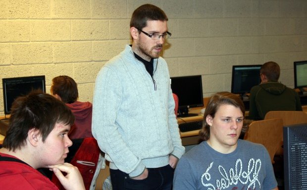 Ingólfur Sigfússon leiðbeinir nemendum.