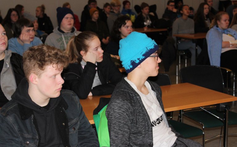 Nemendur í Lundarskóla fylgjast með kynningu.