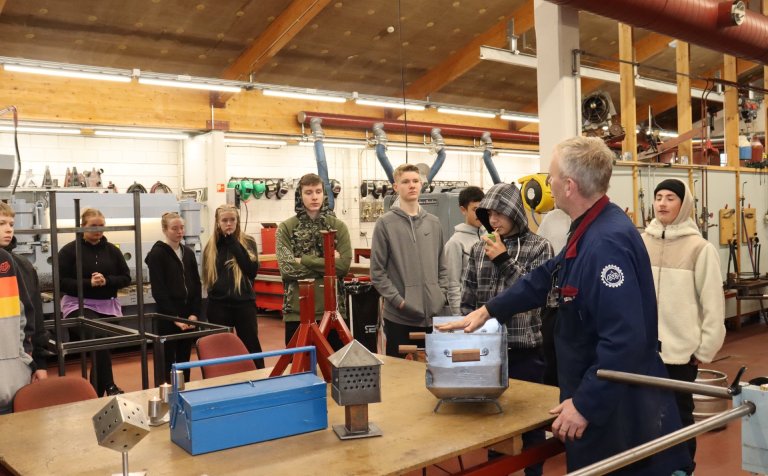 Nemendur kynna sér málmiðnaðarbrautina.