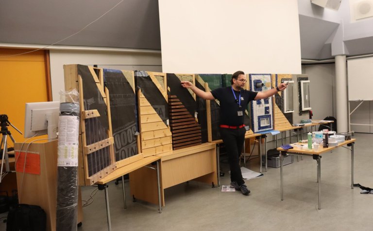 Egill Erlendsson með fyrirlestur sinn í M-01.