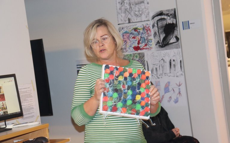 Jonna með eitt af verkum sínum.