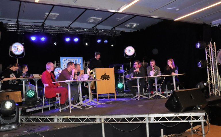 Lið kennara og Gettu betur lið VMA í Gryfjunni.