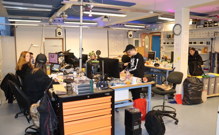 Rafeindavirkjanemar á lokaspretti sjö anna náms.