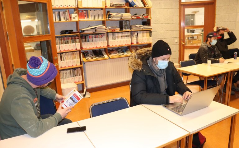 Fjórir af níu í nemendahópnum í múrsmíði.