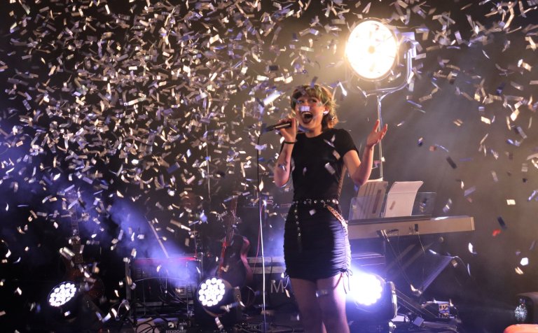 Embla Björk Hróadóttir syngur sigurlagið.