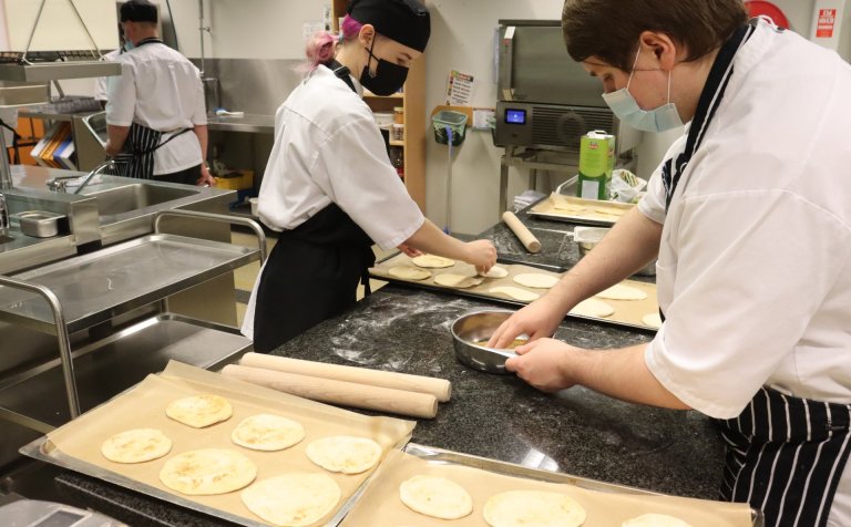 Hér eru bökuð Naan brauð.