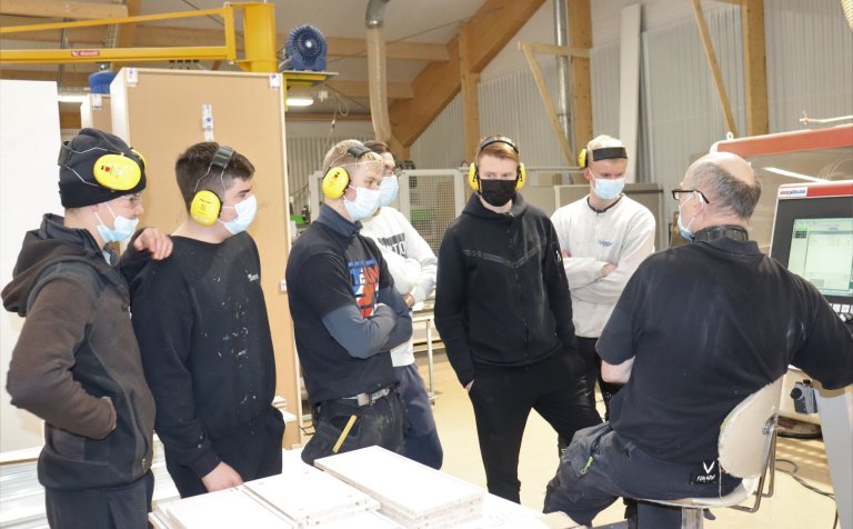 Óli Björn Einarsson fer yfir málin með nemendum.