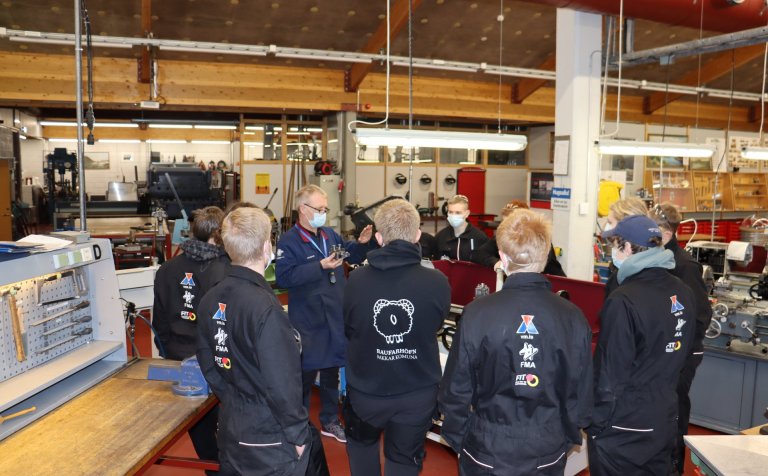 Hörður fer yfir málin með nemendum.