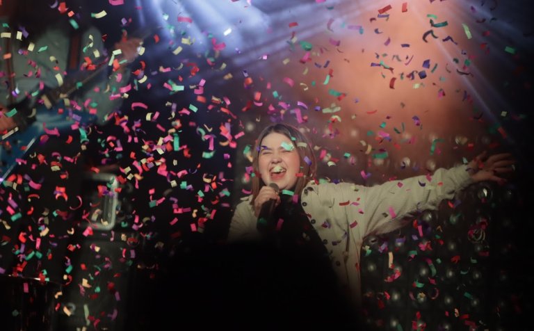 Særún Elma syngur sigurlagið.