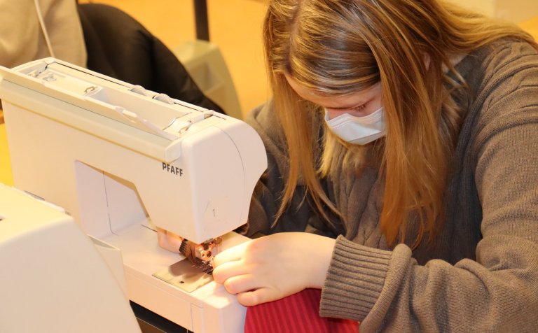 Einbeitt við saumavélina.