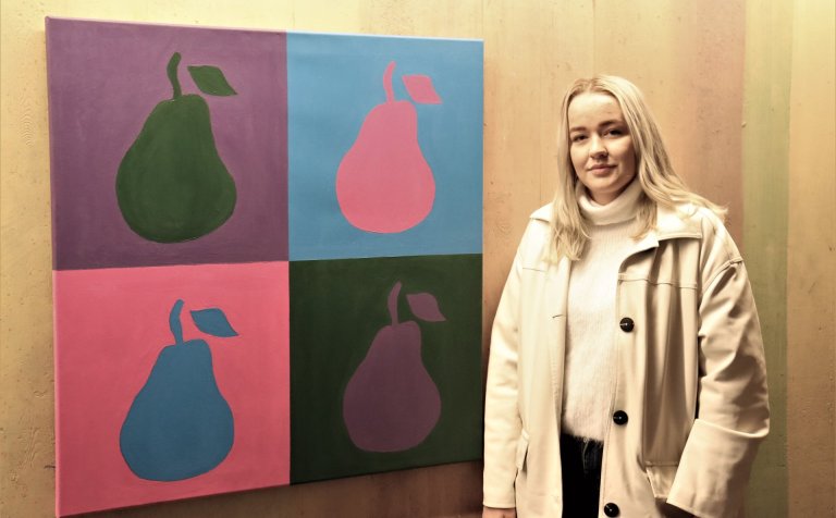 Emma Þöll Hilmarsdóttir við akrílverkið sitt.