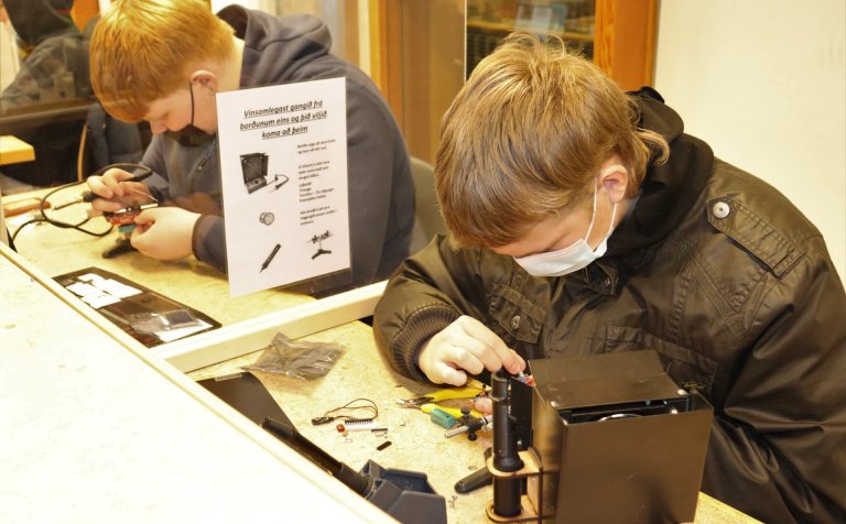 Önnum kafnir í rafeindarásunum.