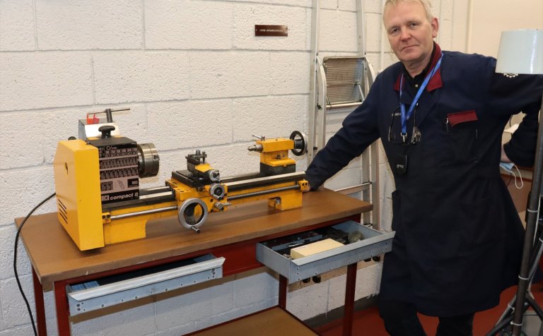 Hörður Óskarsson brautarstjóri við rennibekkinn.