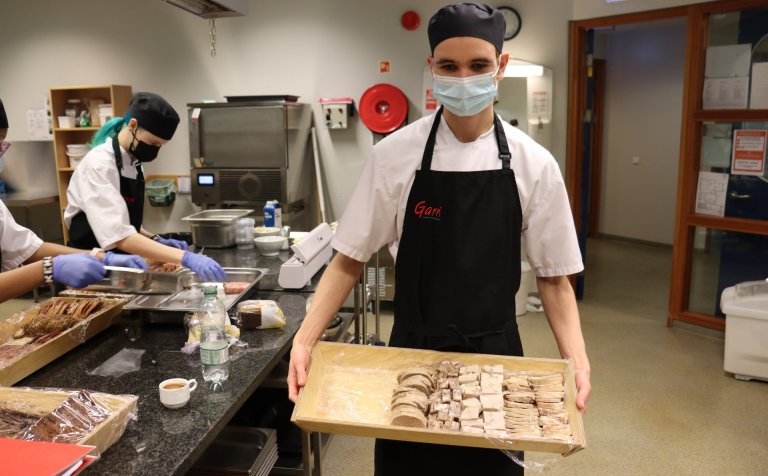 Þorramaturinn var auðvitað settur í trog.