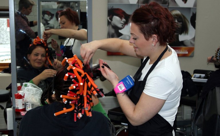 Hér eru hafðar hendur í hári.