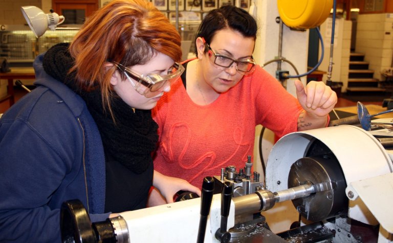 Þóra Kristín (til hægri) við rennibekkinn.