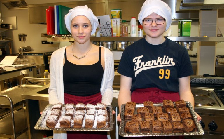 Sælar með nýbakaða skúffuköku!