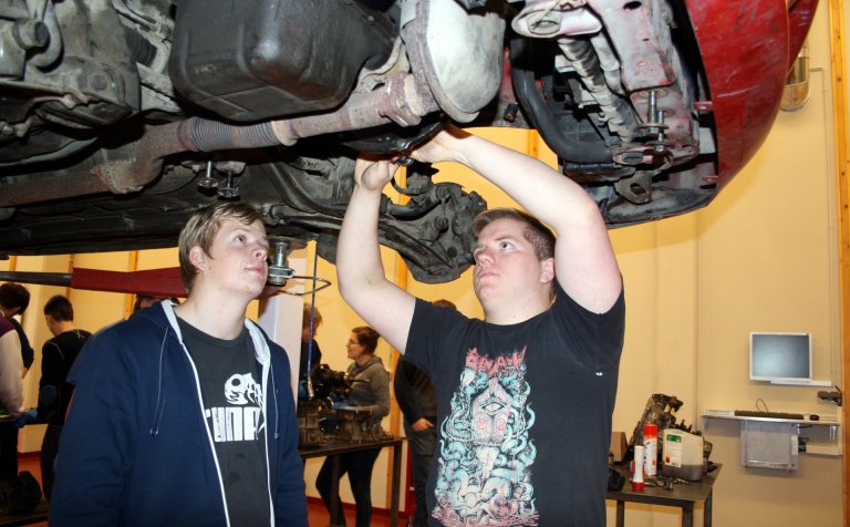 Nemendur í verklegum tíma í bifvélavirkjun.