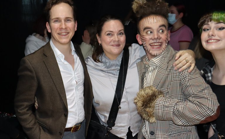 Ánægjubros að lokinni frumsýningunni á Lísu.