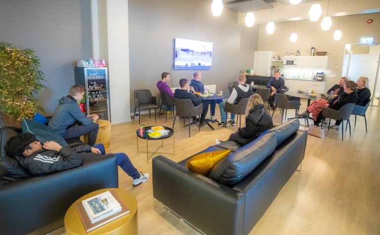 Nemendur og kennarar í húsnæði Íslenskra verðbréfa