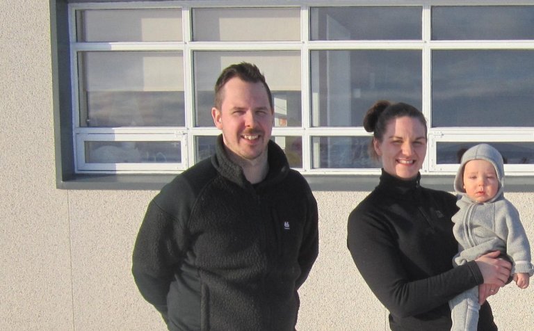 Jónas Þór og Salbjörg með yngra barn sitt.