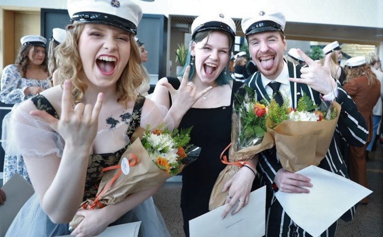 Gleði að lokinni brautskráningu. Mynd: Hilmar Fr.