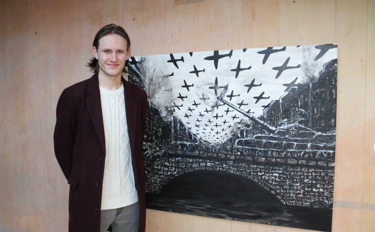 Kári Ármannsson við akrílverk sitt í VMA.