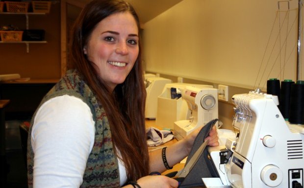 Katrín Kristjánsdóttir við saumavélina í VMA.